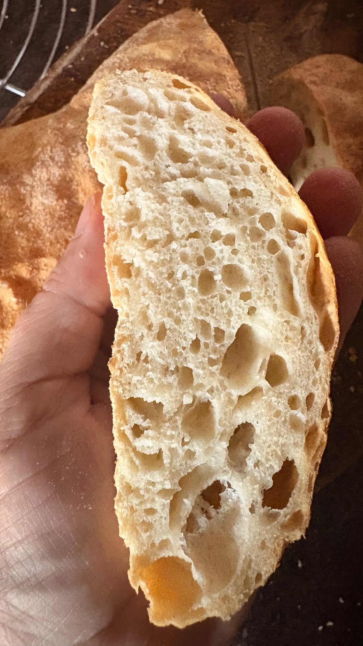 Premýšľate o tom, že sa odsťahujete z mesta na dedinu a budete mať pokoj? Čo keby som vám povedala, že len vymeníte problémy, ktoré vás štvú dnes, za nové? 
Obchod, ktorý nie je vôbec. Je ďaleko, alebo si treba objednať deň vopred. Strategické zásobovanie v praxi. Na dovolenke sranda, každú sobotu … vlastne tiež.