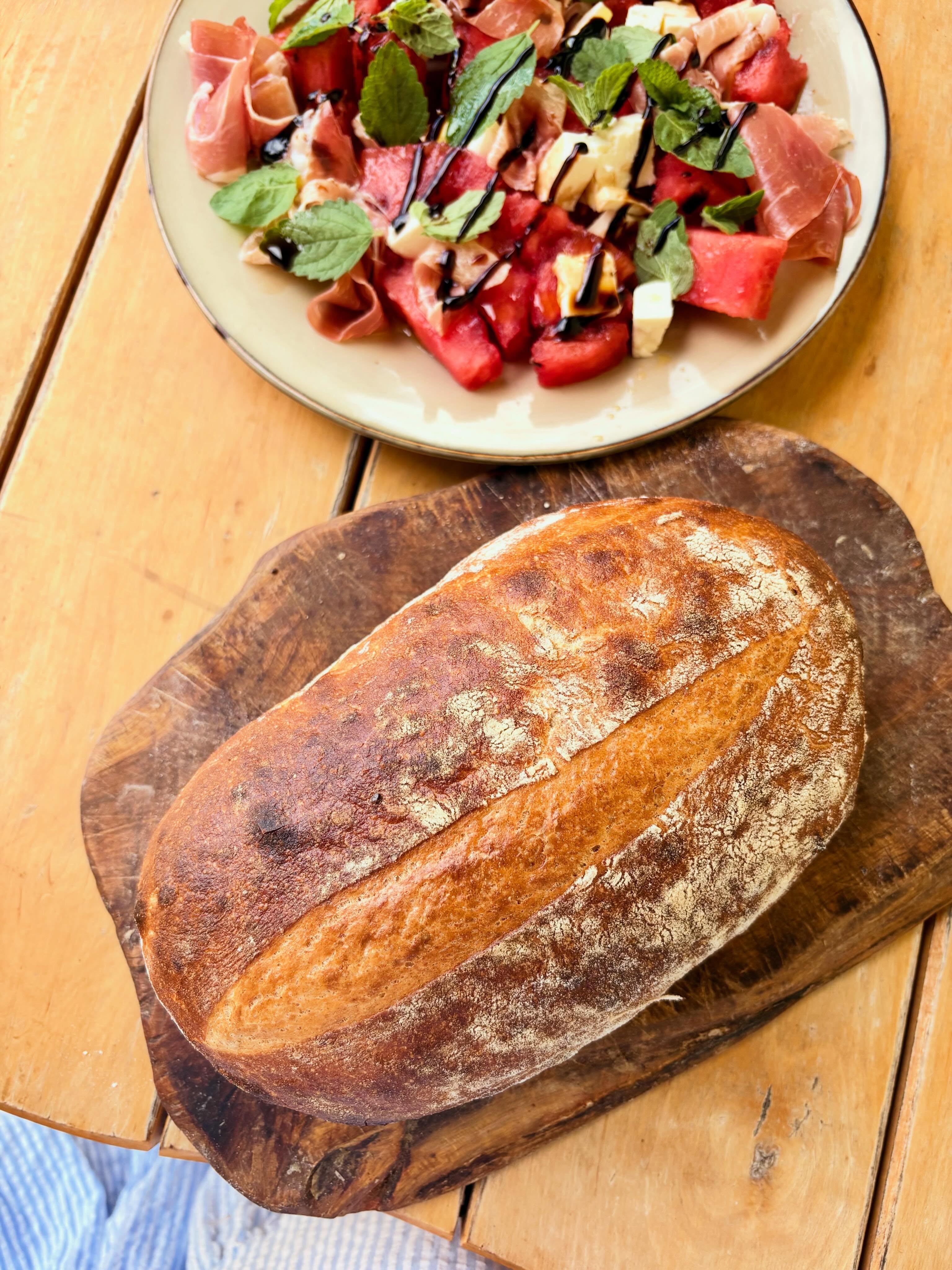 Ďalšia letná inšpirácia 🌞 na toto som sa tešila od minulého leta ⏳

Na tanieri je melón, feta a prosciutto 🤌 listky mäty a medovky, pokvapkané oliváčom, balsamicom a figovým glazé z balsamica.

Ozaj, vedeli ste, že predchodca toho čo dnes nazývame chlieb, slúžil ako tanier pod pečené mäso, ktorý nasiakol šťavou a tukom, a nakoniec ho zjedli? 

Ako inak, no nie?

Tak aj tento mäkký chlebík upečený na kameni poslúžil podobne - najprv aby sme neokyckali stôl, potom na vytretie taniera 👌

#leto #melon #sourdough #bread #tesmackydvor